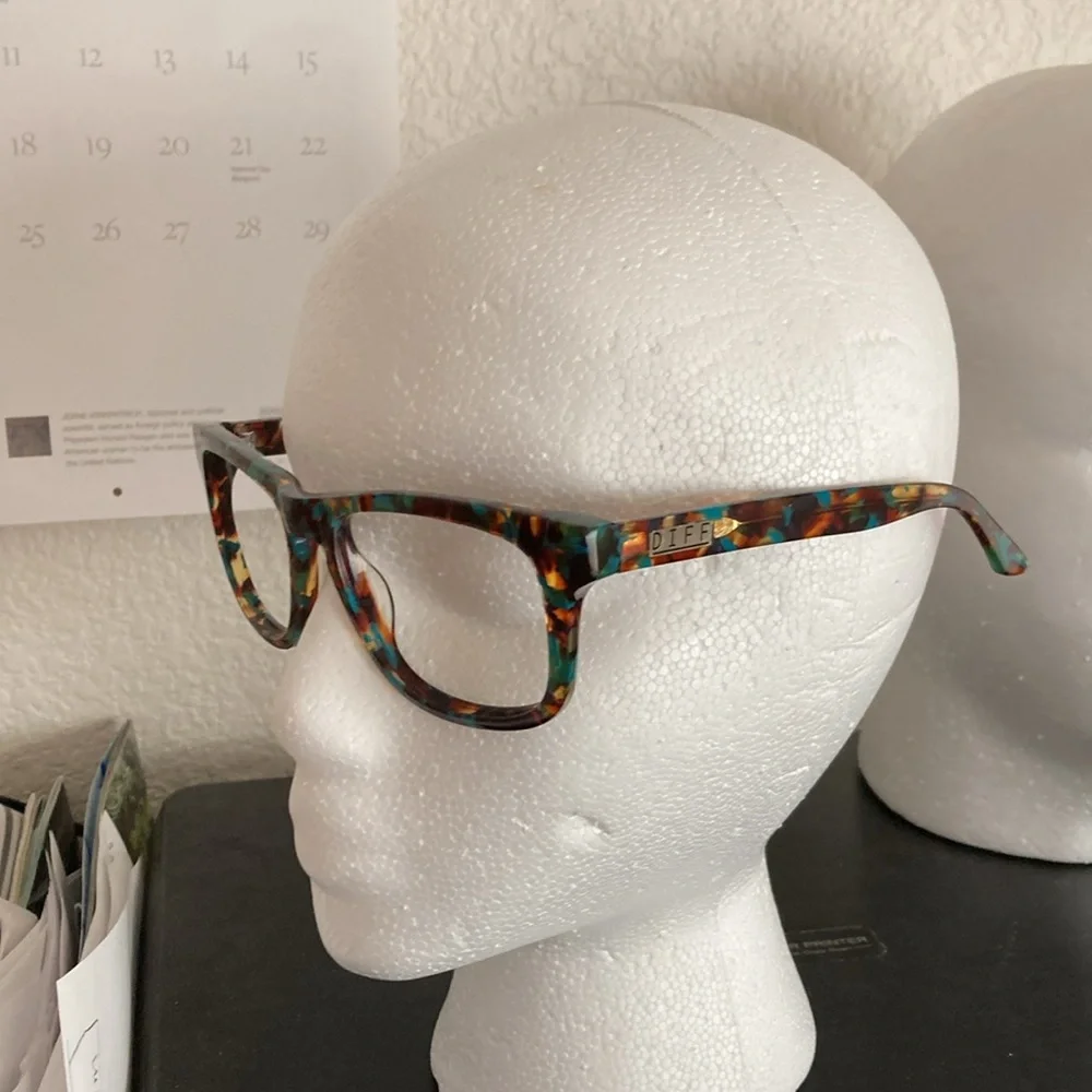 Diff eyewear RILEY FRAMES ONLY. Would make cool eyeglasses
